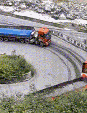 在弯道处两强相遇，大货车碰上大货车