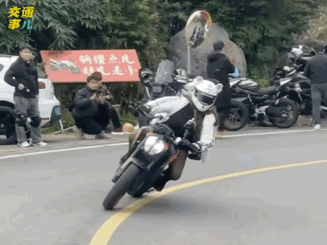 摩托车压弯时最容易摔跤，稍有不慎就车毁人亡