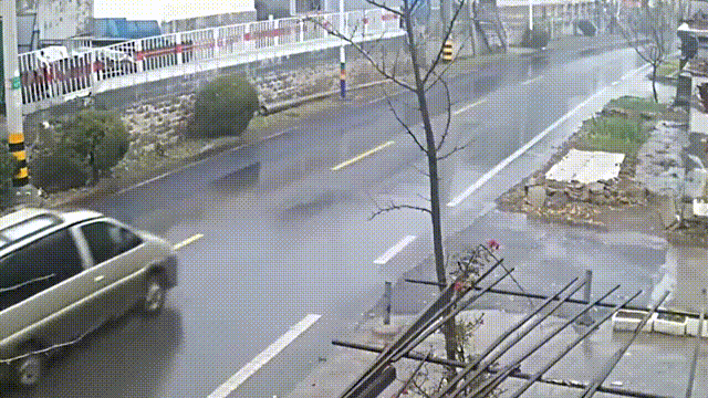 雨天路滑，车速太快很容易失控飘移