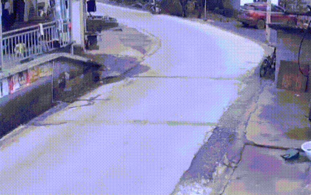 转弯盲区必须减速慢行，这也是最容易发生交通事故的地方