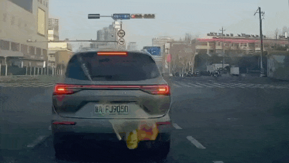 骑车闯红灯被直行车辆撞飞在空中，遵守交规也是为了保证自身的安全