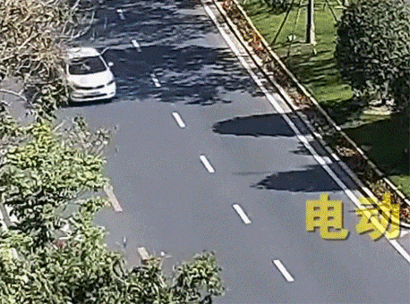 骑电动车逆行撞上小车，受伤害的还是自己