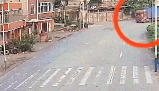 大货车转弯速度过快，导致货箱侧翻到路边