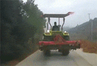 这农用车开在路上很拉风，就是司机技术太差劲