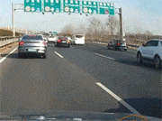 上高速最怕堵车，务必提前减速，保持安全距离