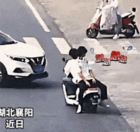 未成年骑电动车闯红灯肇事，两车受损少年全责