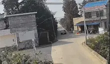 不管是开车还是骑车，遇到路口都要减速观察确保安全