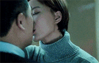 中年大叔被美女强吻，顿时傻眼了