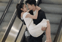 男主公主抱女主在电扶梯上接吻，真是浪漫而温情