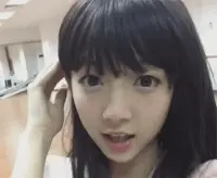 妹子凑近屏幕送你一个飞吻