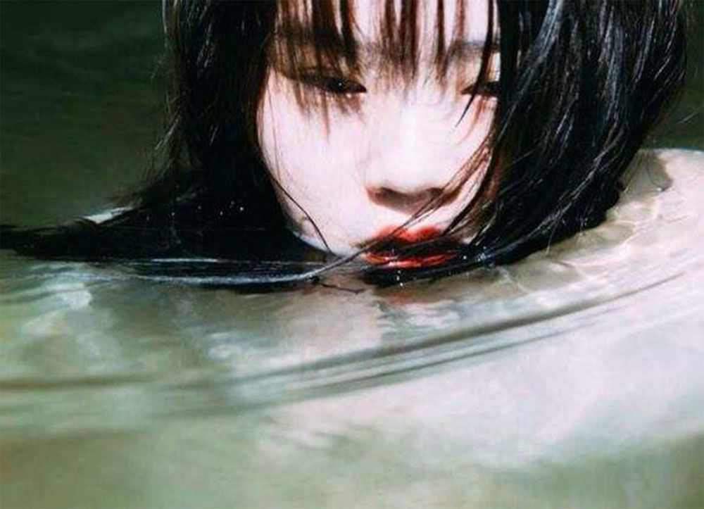 潜入水中的女鬼