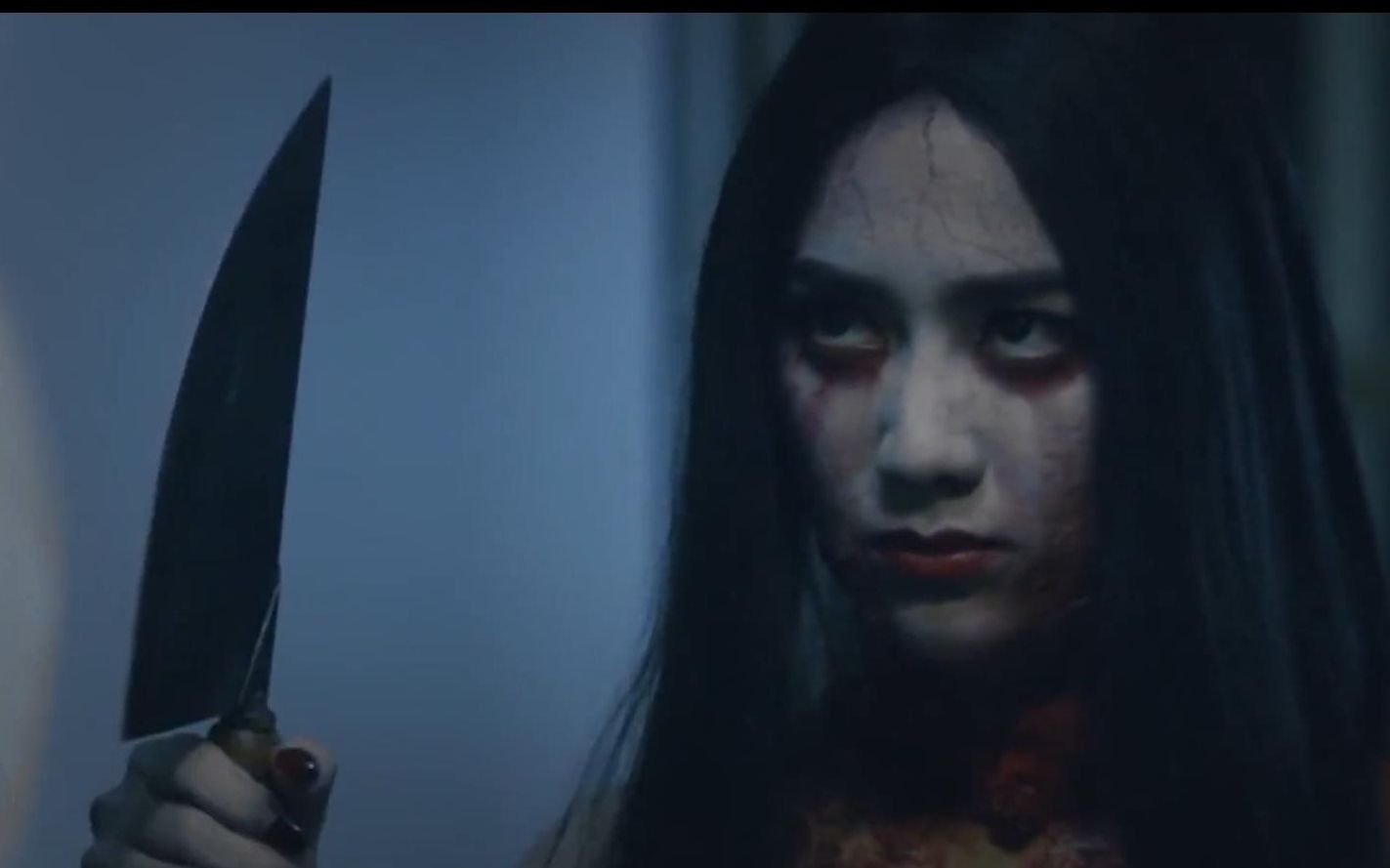手拿尖刀眼露凶光的女鬼
