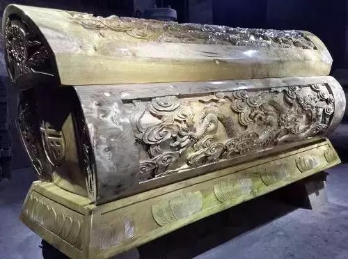 见棺发财，雕龙图案的棺材
