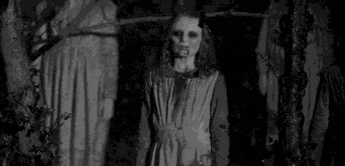 闪电下的外国女鬼，在夜色中时隐时现