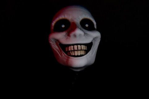 笑容吓人的鬼脸，让人不寒而栗