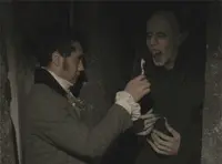 勇敢的男人正在给吸血鬼刷牙