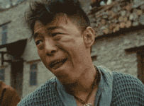 跟我比狠？我狠起来拿石头砸自己脑袋