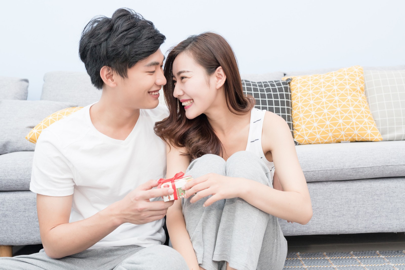 年轻夫妻在家享受快乐的二人世界