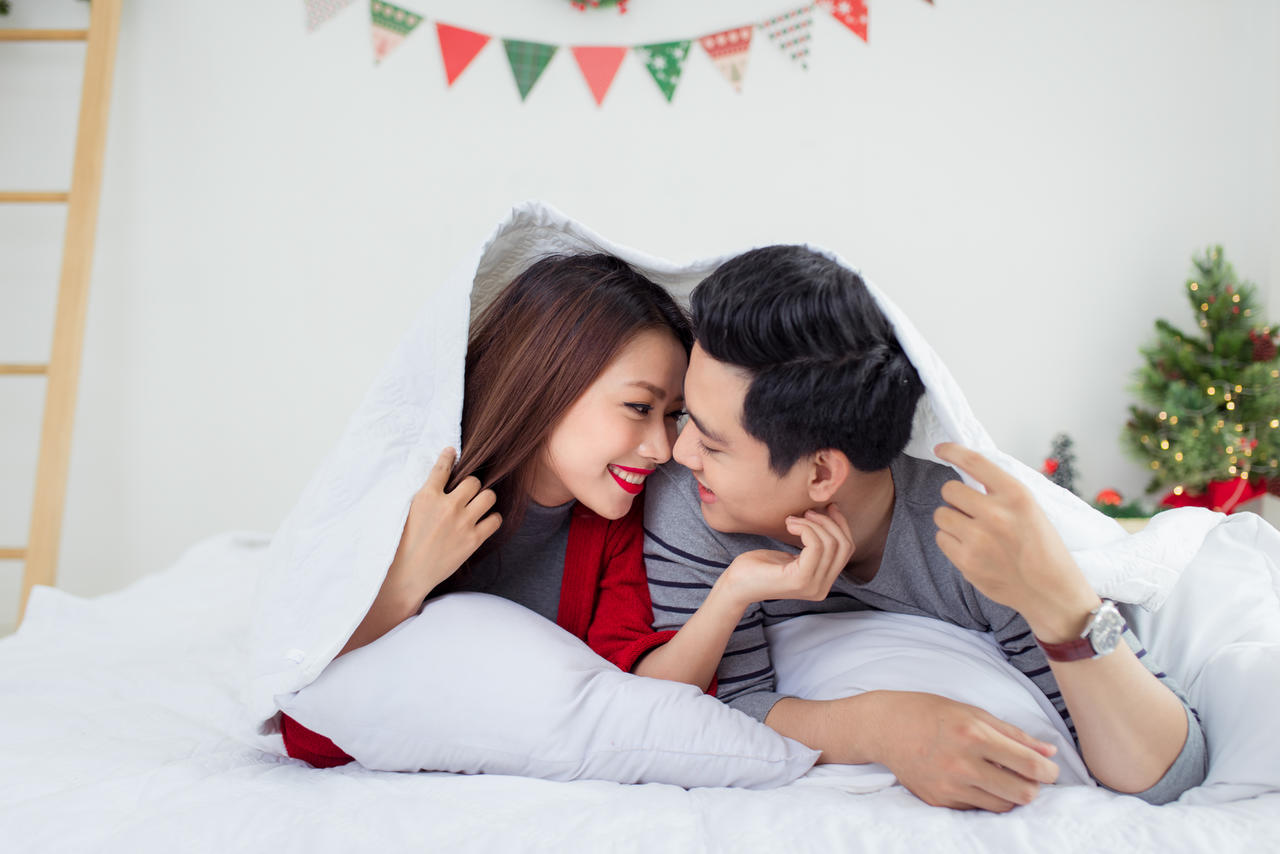 在家一起赖床的小夫妻