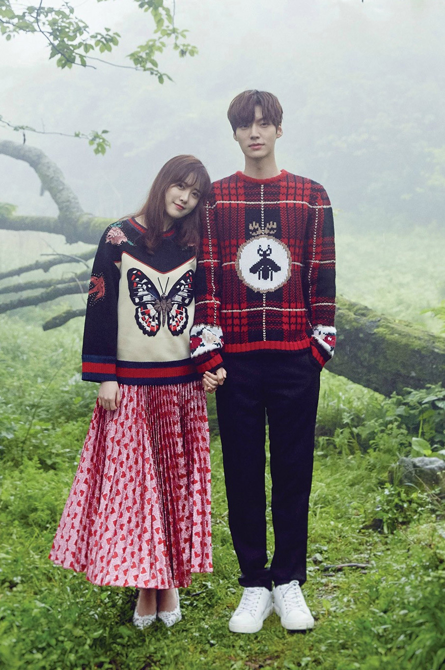 帅哥美女在户外的亲切合影