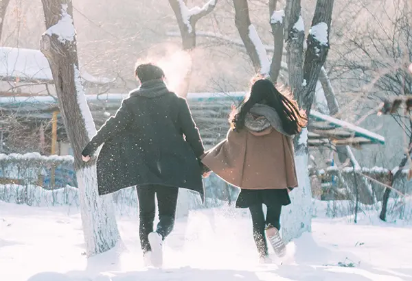 冬季一起踏雪赏雪的幸福恋人