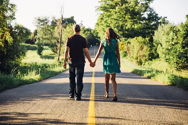 只要牵着你的手，就算走再远的路也不觉得累