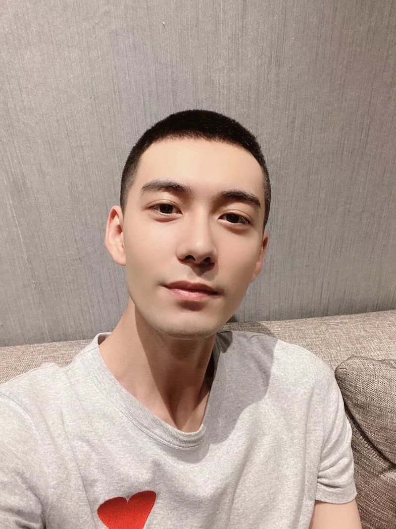 高鼻梁的短发帅哥