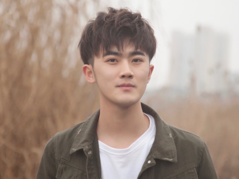 阳光帅气的美男子