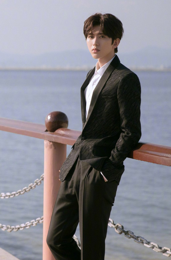 安静忧郁的长发男生