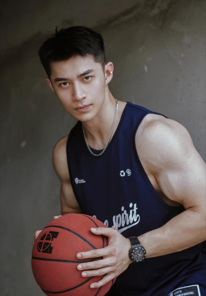 爱打篮球的肌肉帅哥