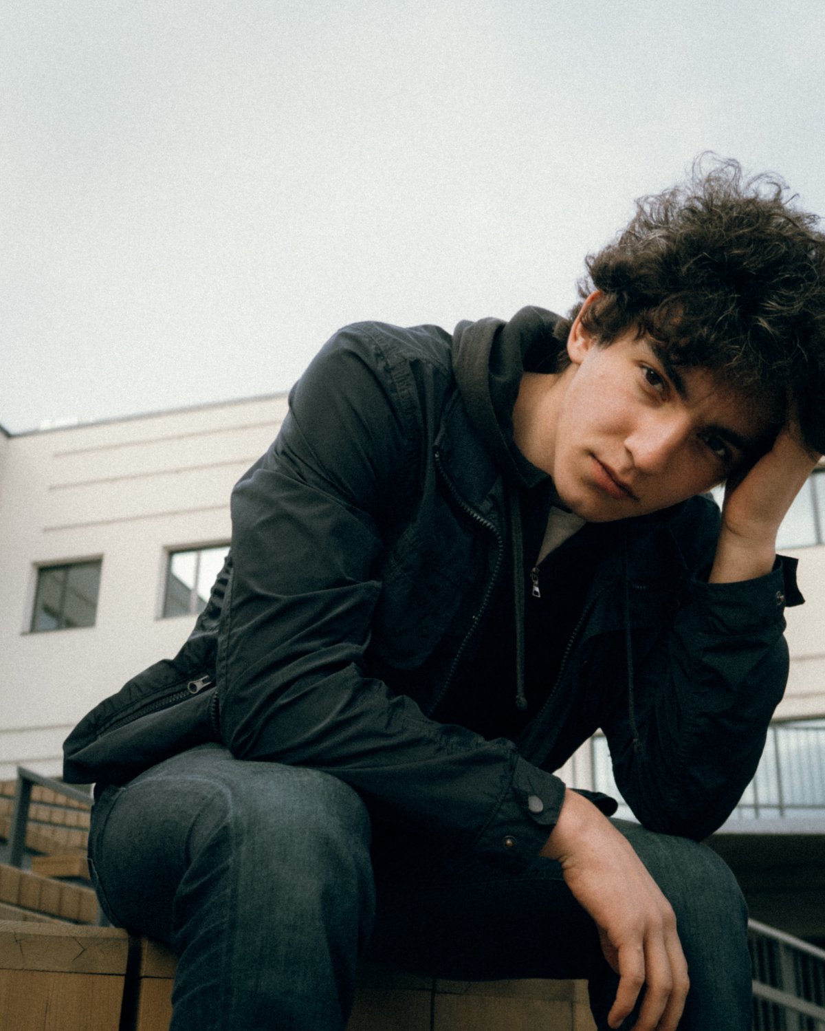 心情忧郁的卷发小哥