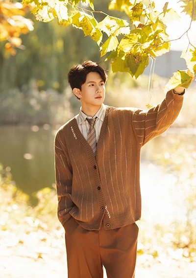 打领带戴耳钉的帅哥照片