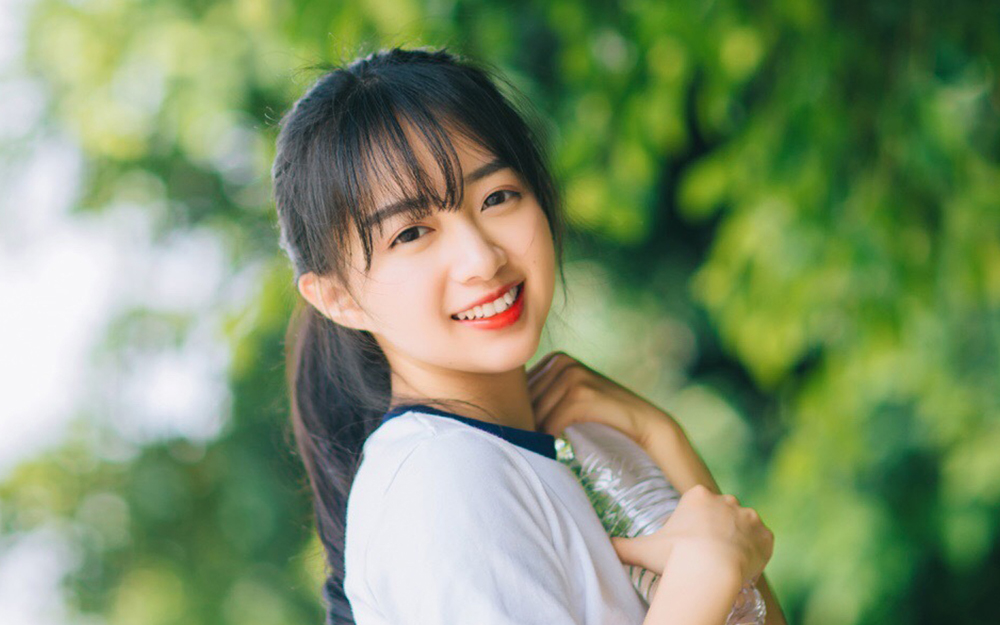 春光满面的美女学生