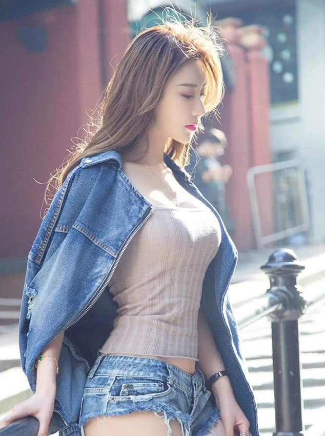 街拍优雅的长发美女照片