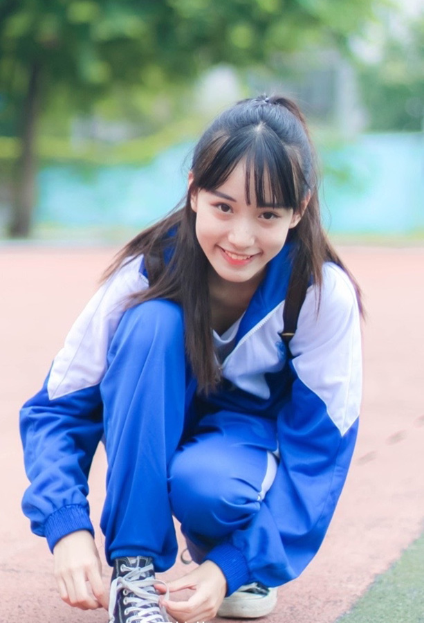 笑容可亲的校园女孩