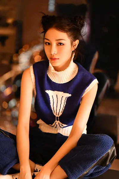 扎哪吒头的青春美少女-张楠