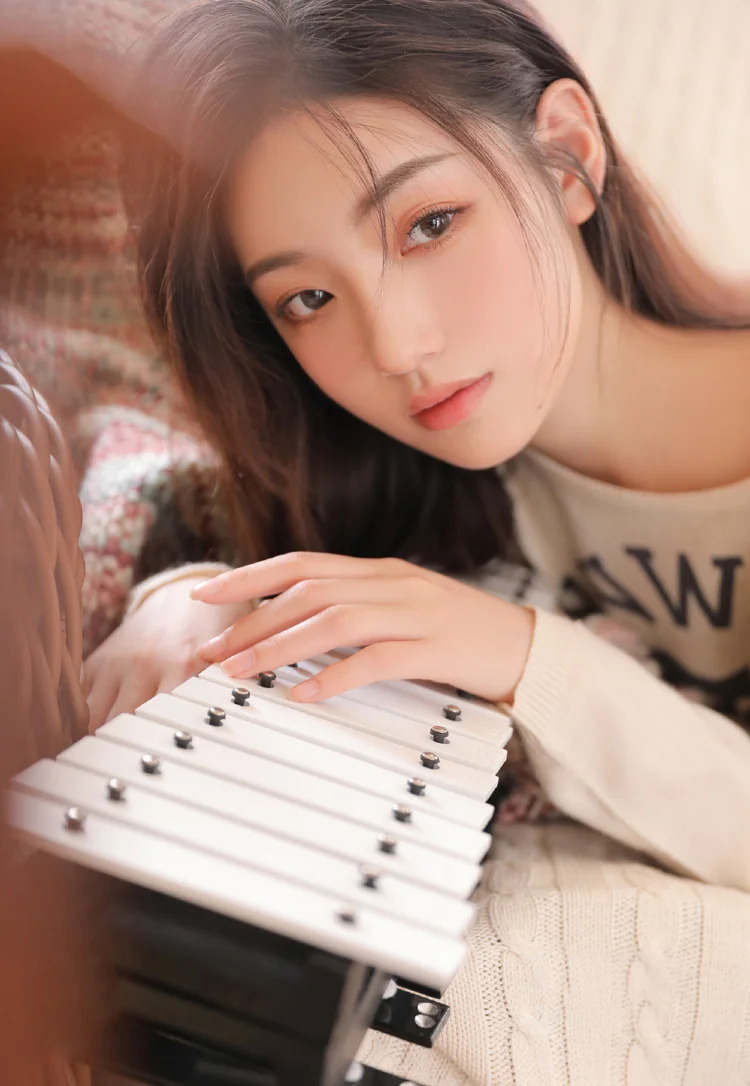 高颜值的长发美女侧脸照片
