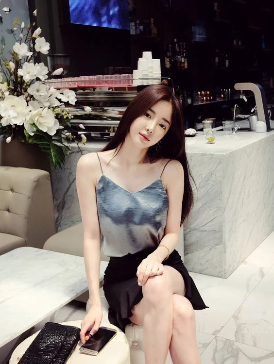 穿吊带的窈窕淑女
