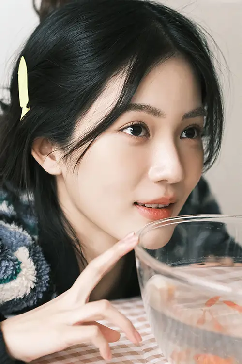 连看鱼都这么温柔的女孩，太让人心动了