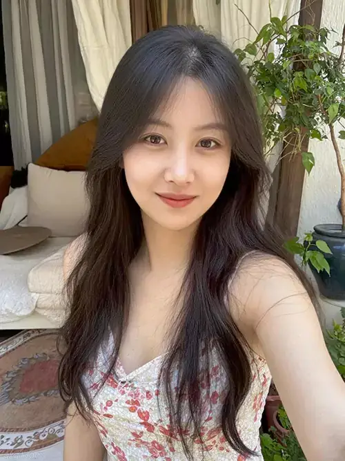 不用滤镜也好看，居家美女自拍的松弛感