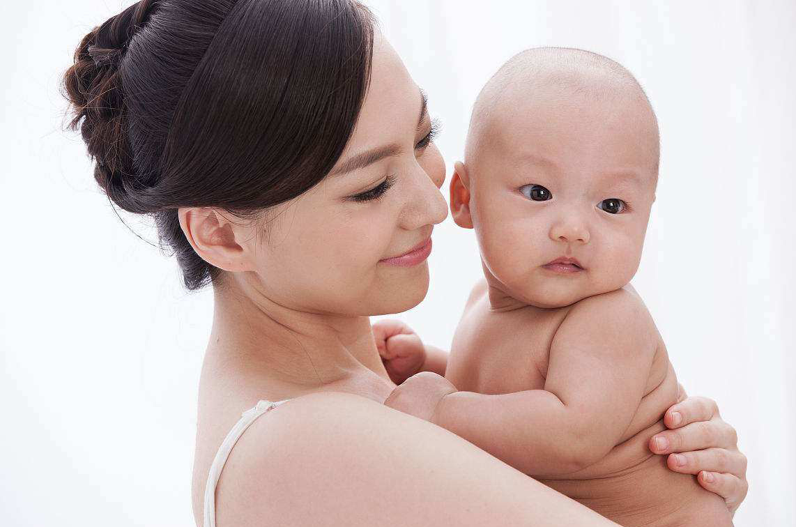 妈妈抱小宝宝的亲子照