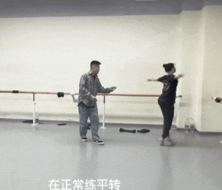 妹子练习转圈暴击男人几巴掌