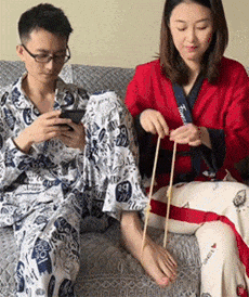 被老婆弹橡皮筋假装不疼，反手就是一个狠狠的教训