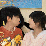 快来解锁新款亲亲姿势，两个人各凑一边嘴唇贴贴，甜蜜又治愈