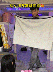 特意给女友准备小惊喜，送上她喜欢的男神画像，没想到她直接亲上了