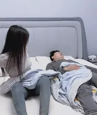 老婆半夜做恶梦被吓醒，一脚把旁边睡得正香的老公踢下床