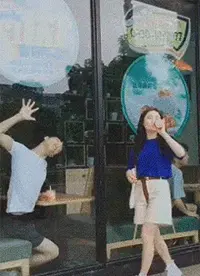 妹子被爬在玻璃上的男子吓一跳，刚喝的水忍不住喷了出来