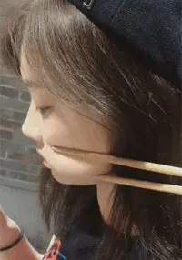 一看见女友肉嘟嘟的小脸，就忍不住想用筷子夹一下