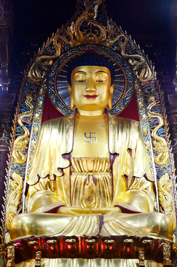 端坐的佛像庄严肃穆