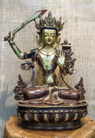 手拿宝剑斩妖除魔的菩萨